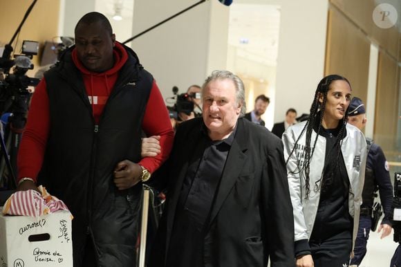 Gérard Depardieu et sa fille Roxane - Procès de Gérard Depardieu pour agressions sexuelles sur deux femmes lors d'un tournage de film en 2021, au tribunal correctionnel de Paris le 27 mars 2025.

© Guignebourg / Clovis / Bestimage