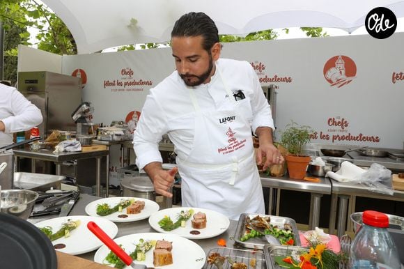 Les Chefs à Saint-Tropez fêtent les producteurs 2026. Mohamed Cheikh place des Lices à Saint-Tropez, le 3 mai 2026., pour "la battle de panier surprise". ©Jean-Marc LHOMER/Bestimage.