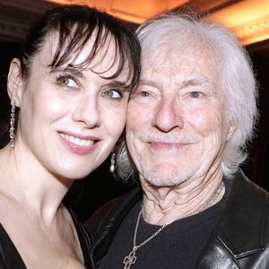 Murielle Mégevand et Hugues Aufray se sont rencontrés en 1995, alors qu'il était marié à la mère de ses deux filles.

Hugues Aufray et son épouse Murielle posent lors d'une séance photo à Paris, en France, le 18 mars 2024. Photo : VIM/ABACAPRESS.COM