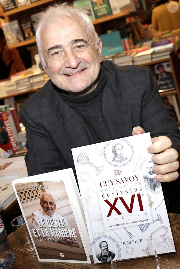 (info : Le chef Guy Savoy élu à l'Académie française des beaux-arts) - Exclusif - Guy Savoy - Guy Savoy dédicace ses livres " Le geste et La manière " et " Cuisine des Écrivains du XVI siècle " à la Librairie Galignani à Paris, France, le 11 Décembre 2022. © Cédric Perrin / Bestimage