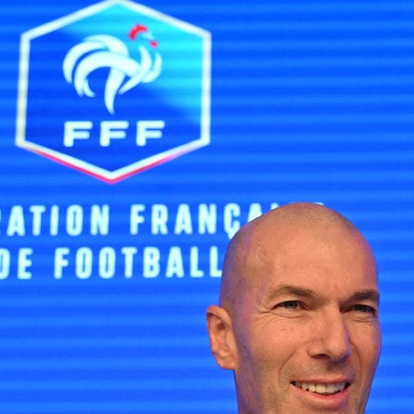 L'ancien international français de football Zinédine Zidane s'exprime lors d'une conférence de presse visant à le présenter comme le nouveau sélectionneur de l'équipe de France, au siège de la Fédération française de football (FFF) à Paris, le 28 juillet 2026. © Christian Liewig/Bestimage