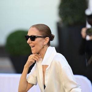 Céline Dion acclamée par ses fans à la sortie de l’hôtel Royal Monceau, avant de se rendre à la Plenitude Arena de Paris La Défense, à Paris, France, le 25 septembre 2026. © Pierre Perusseau/Bestimage