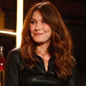 Exclusif - Carla Bruni lors de l'enregistrement de l'émission "Laurent Gerra, l'anniversaire événement" présentée par S.Bern et qui sera diffusée le 7 juin 2025 sur France 2, au théâtre Marigny, à Paris, France, le 28 avril 2025. © Clovis-Moreau/Bestimage