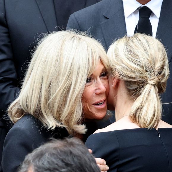 Brigitte Macron traverse une période difficile après la disparition de sa sœur aînée Anne-Marie début juillet. 

Brigitte Macron, Audrey Crespo-Mara - Sorties des obsèques de Thierry Ardisson en l’église Saint-Roch de Paris, France. 

© Clovis-Jacovides/Bestimage
