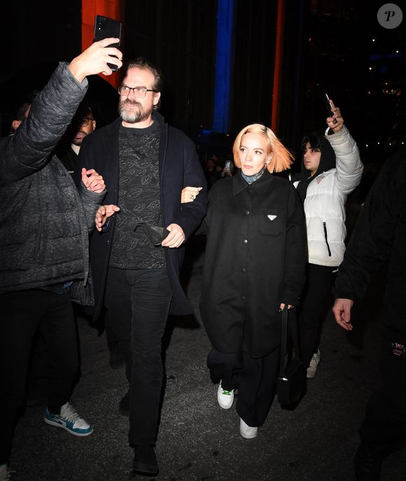 Lily Allen et son mari David Harbour à la sortie du match de basket au MSG à New York City, New York, Etats-Unis, le 2 février 2023. 

©Backgrid UK/ Bestimage