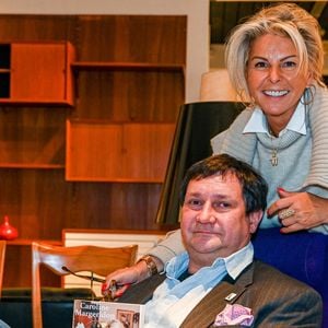 Exclusif - Caroline Margeridon (Affaire conclue sur France 2) , dédicace son livre "Libre!" dans la boutique Haute Antiques 207 de son ami et collègue dans l'émission Stéphane Vanhandenhoven à Bruxelles le 14 novembre 2021. © Frédéric Andrieu / Bestimage