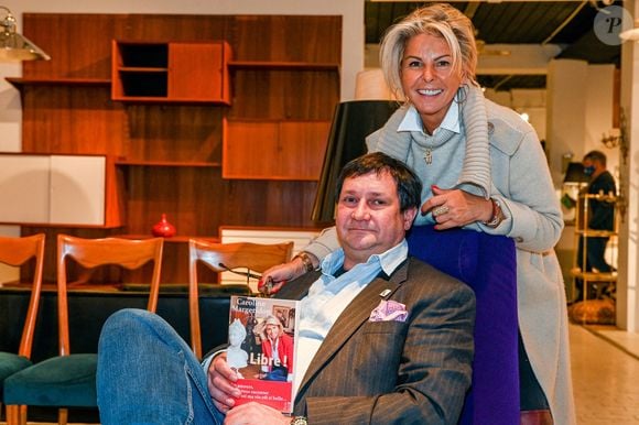 Exclusif - Caroline Margeridon (Affaire conclue sur France 2) , dédicace son livre "Libre!" dans la boutique Haute Antiques 207 de son ami et collègue dans l'émission Stéphane Vanhandenhoven à Bruxelles le 14 novembre 2021. © Frédéric Andrieu / Bestimage