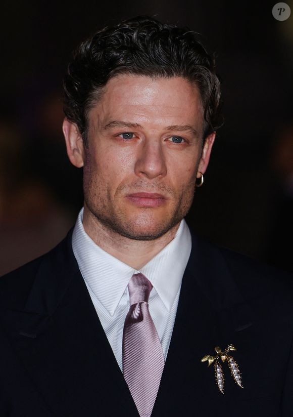 James Norton sur le tapis rose du photocall du bal du British Museum 2025 à Londres, Royaume Uni, le 18 octobre 2025. © GoffPhotos/Bestimage