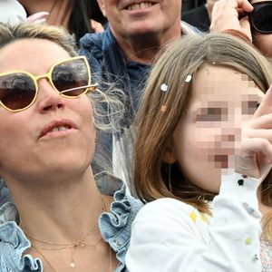 Gad Elmaleh a ouvert le premier corso carnavalesque en journée, en compagnie de Christian Estrosi, le maire de Nice, Laura Tenoudji Estrosi, leur fille Bianca, et Graig Monetti, l'adjoint au maire en charge de l'événementiel, durant la 140eme édition du Carnaval de Nice "Roi des Oceans" à Nice, le 23 février 2025. © Bruno Bebert / Bestimage