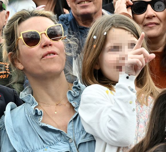 Gad Elmaleh a ouvert le premier corso carnavalesque en journée, en compagnie de Christian Estrosi, le maire de Nice, Laura Tenoudji Estrosi, leur fille Bianca, et Graig Monetti, l'adjoint au maire en charge de l'événementiel, durant la 140eme édition du Carnaval de Nice "Roi des Oceans" à Nice, le 23 février 2025. © Bruno Bebert / Bestimage