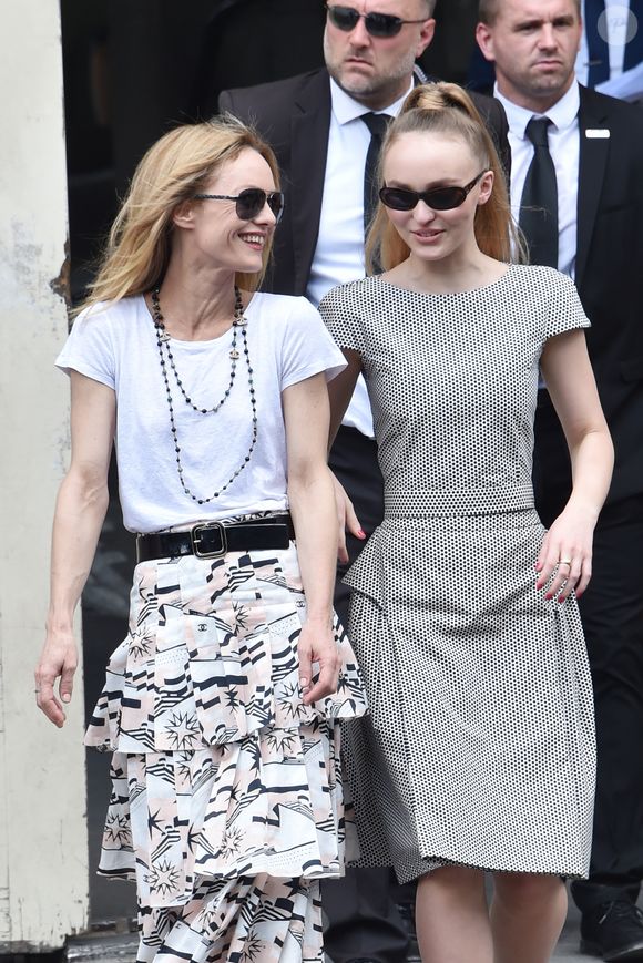 Vanessa Paradis (épouse Benchetrit) et sa fille Lily-Rose Depp - Sorties du défilé de mode "Chanel", collection Haute-Couture automne-hiver 2018/2019, à Paris. Le 3 juillet 2018
© CVS-Veeren / Bestimage
