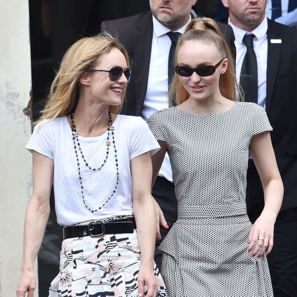 Vanessa Paradis (épouse Benchetrit) et sa fille Lily-Rose Depp - Sorties du défilé de mode "Chanel", collection Haute-Couture automne-hiver 2018/2019, à Paris. Le 3 juillet 2018
© CVS-Veeren / Bestimage