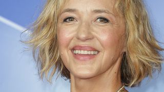 Hélène de Fougerolles : à 53 ans, elle partage sa routine de “20min par jour” pour éviter de passer par la chirurgie esthétique