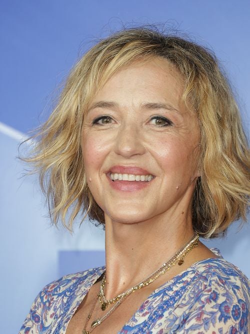 Hélène de Fougerolles : à 53 ans, elle partage sa routine de “20min par jour” pour éviter de passer par la chirurgie esthétique