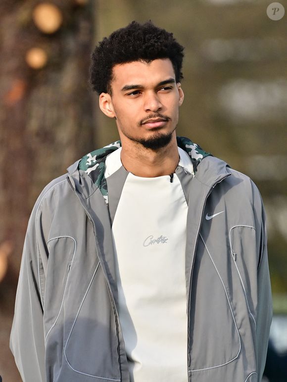 Le joueur international français de basket-ball et pivot des Spurs de San Antonio (NBA) Victor Wembanyama est revenu dans sa ville du Chesnay-Rocquencourt (Yvelines) pour inaugurer deux terrains de basket en partie financés par la fondation des San Antonio Spurs, en France, le 21 janvier 2025. © Christian Liewig/Bestimage