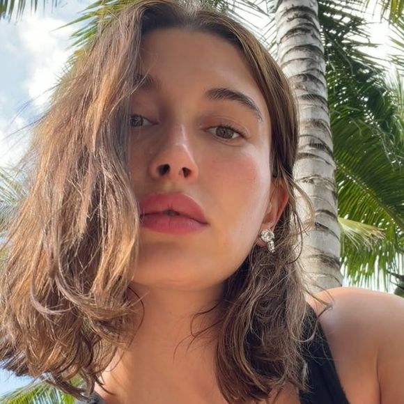 À seulement 29 ans, Hailey Bieber est devenue une figure incontournable de la cosmétique avec sa célèbre marque Rhode.

Hailey Bieber sur Instagram.