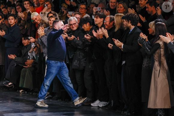 "Ce fut un véritable honneur d’avoir pu créer mes collections au sein de la Maison Dior", a déclaré le styliste qui oeuvrait pour Dior Hommes depuis 2018

Le créateur de mode Kim Jones, Xavier Niel et Delphine Arnault - Défilé Dior Homme à l'École-Militaire lors de la semaine de la mode masculine automne/hiver 2025-2026 à Paris, France, le 24 janvier 2025.