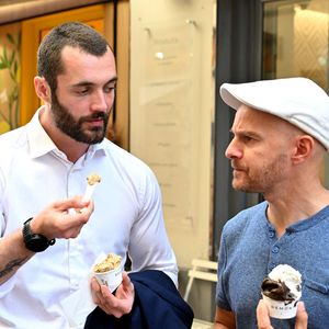 Exclusif - Louis Sarkozy, candidat aux élections municipales à Menton, se promène avec son équipe dans les rues de la ville, après l'inauguration de sa permanence de campagne,  le 11 octobre 2025.  L.Sarkozy et sa compagne Natali, qui se sont installés à Menton depuis un an, s'apprêtent à fonder une famille avec l'arrivée d'un garçon prévue fin octobre 2025.
© Bruno Bebert / Bestimage