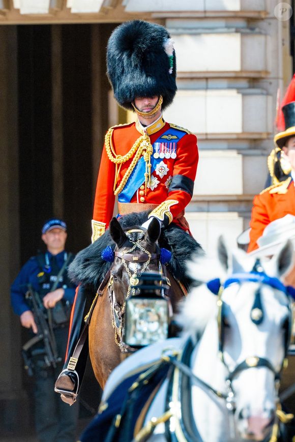 Le prince William, prince de Galles, - Les membres de la famille royale britannique arrivent à Buckingham Palace pour la cérémonie Trooping the Colour à Londres, le 14 juin 2025. Affecté par le crash du Boeing 787 Dreamliner à Ahmedabad du 12 juin, le souverain et les officiels porteront un brassard noir en hommage aux plus de 270 victimes. Bon nombre d'elles étaient des ressortissants britanniques.
© Backgrid / Bestimage