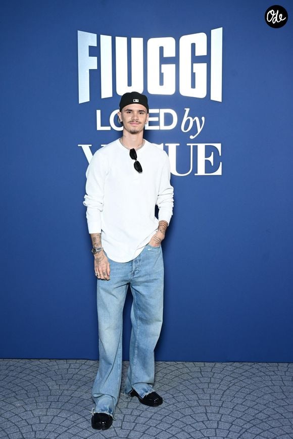 Son premier long-métrage s’intitule Forty Love.

Romeo Beckham participe au photocall du dîner Acqua Fiuggi & Vogue Italia à l’occasion de la Fashion Week de Milan – prêt-à-porter féminin automne/hiver 2025-2026, le 28 février 2025 à Milan, en Italie.

© Stefano Guindani/SGP/Bestimage.