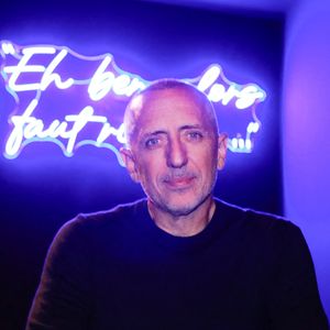 Autre anecdote, face au prince de Monaco alors que Régine a tenté une révérence… pas très académique.

Exclusif - Gad Elmaleh -  Le célèbre humoriste Gad Elmaleh a inauguré lundi 3 février 2025 Le Vig’s, un tout nouveau Comedy Club situé sur le Vieux-Port de Marseille.

© Franz Chavaroche / Bestimage