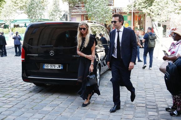 Il s’agit de Yannick Bolloré, costume noir et lunettes de soleil sur le nez pour l’occasion

Yannick Bolloré et sa femme Chloé - Arrivées aux obsèques de Philippe Labro en l'église de Saint-Germain-des-Prés à Paris le 13 juin 2025. © Dominique Jacovides - Christophe Clovis / Bestimage