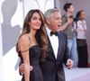 La Mostra de Venise bat son plein, et cette année, une figure emblématique a captivé tous les regards. 

George Clooney et sa femme Amal - Arrivées à la cérémonie d'ouverture et la projection du film "Ink" lors de la 83ème édition du festival international du film de Venise, la Mostra © Jasmine Aissaoui / Bestimage