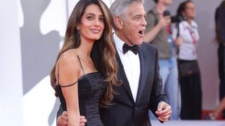 Amal Clooney éclipse presque son mari George Clooney à Venise : cet atout qui la met en valeur, et ce n'est pas sa robe