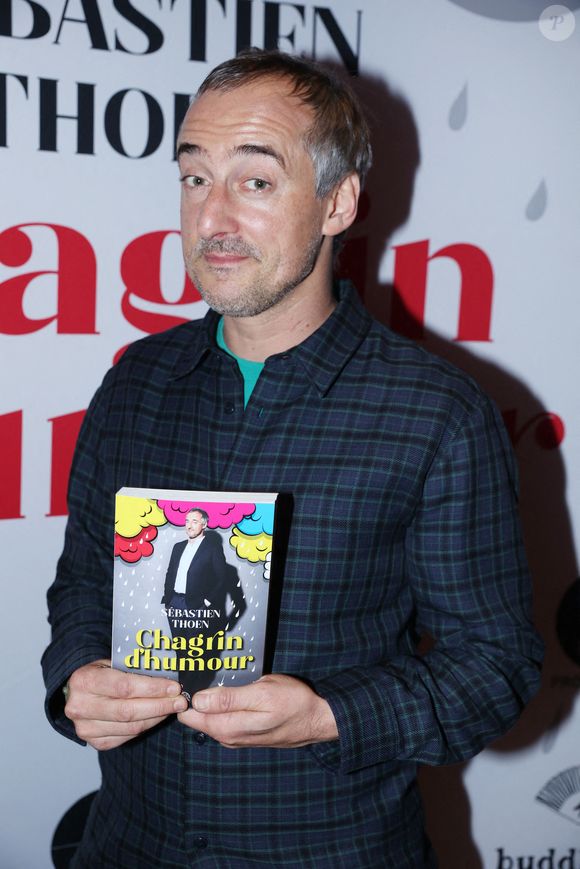 Avec humour, il précise qu'il peut se faire "revirer"

Sébastien Thoen assiste au lancement du livre 'Chagrin d'Humour' de Sebastien Thoen au Buddha Bar à Paris, France, le 14 novembre 2022. Photo by Jerome Domine/ABACAPRESS.COM