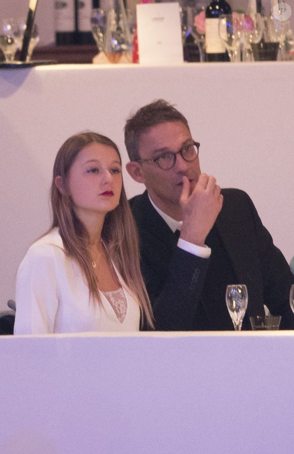 Car à la ville, le présentateur est marié et père de deux enfants : Gabin et Lola. Sa fille partage d'ailleurs la même passion que lui pour l'équitation...

Julien Courbet et sa fille Lola Courbet lors du dernier jour du Longines Masters Paris à Villepinte, le 3 décembre 2017. © Bestimage