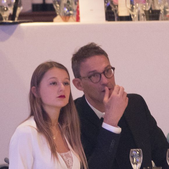 Car à la ville, le présentateur est marié et père de deux enfants : Gabin et Lola. Sa fille partage d'ailleurs la même passion que lui pour l'équitation...

Julien Courbet et sa fille Lola Courbet lors du dernier jour du Longines Masters Paris à Villepinte, le 3 décembre 2017. © Bestimage