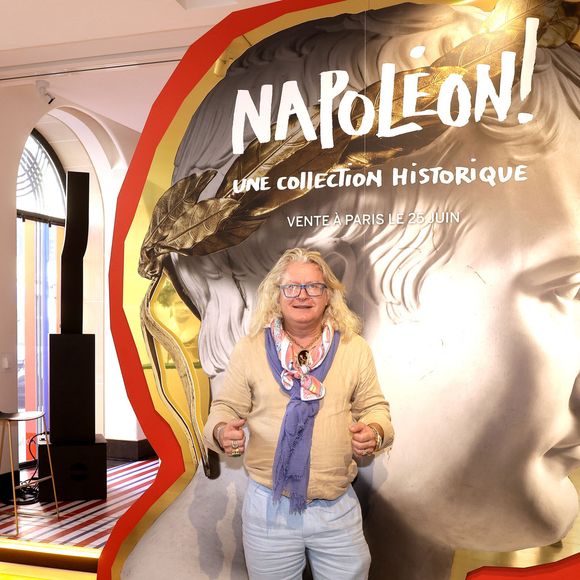 Exclusif - Pierre-Jean Chalençon - Exposition de la collection de Pierre-Jean Chalençon pour la vente "Napoléon: Une collection historique" chez Sotheby's à Paris le 19 juin 2025.
C'est le styliste Jean-Charles de Castelbajac, qui a apporté sa touche colorée à la vitrine de la vente du 25 juin, consacrée aux objets provenant du trésor de Pierre-Jean Chalençon, l'un des plus grands collectionneurs privés d'objets napoléoniens au monde. © Cédric Perrin/Bestimage