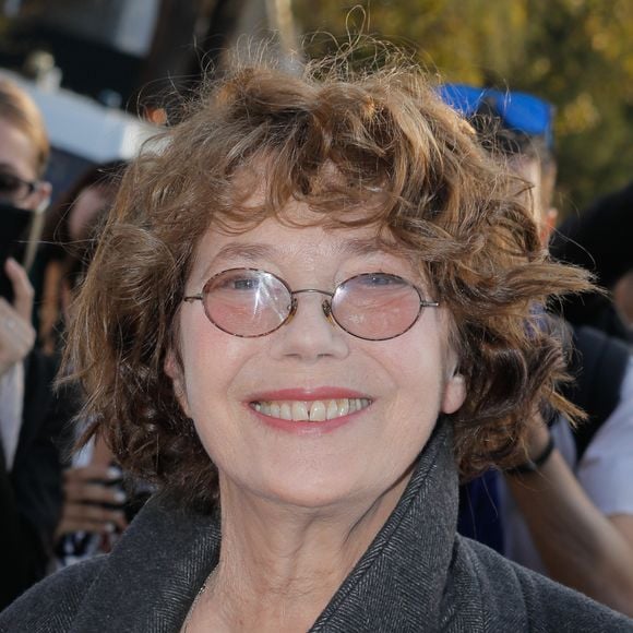 C'était une vente aux enchères pas comme les autres, qui a été organisée par Sotheby's, à Paris : la célèbre maison d'enchères d’œuvres d’art et d'objets de collection a mis en vente un sac Birkin d'Hermès. 

Jane Birkin - Arrivées de people au défilé Hermès Femme Printemps / Eté à l'hippodrome de Longchamps à Paris. © CVS / Veeren / Bestimage