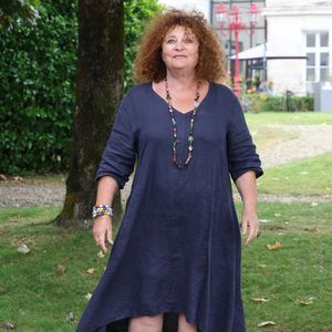 "Nous, on avait les mains dans le ciment et les gravats (leur théâtre avait été détruit pour la construction du quartier de la tour Montparnasse, ndlr) ! Donc on était très jaloux ! Et moi encore plus, car à chaque fois que Valérie partait tourner, j’étais miné.”.

Valérie Mairesse - Photocall avec l'équipe de l'émission de radio "Les grosses têtes" lors de la 17ème édition du Festival du Film Francophone de Angoulême (FFA). Le 29 août 2024
© Coadic Guirec / Bestimage