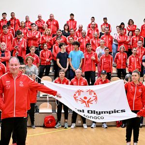 La princesse Charlene de Monaco a rendu hommage à la présidente et fondatrice de Special Olympics Monaco en baptisant un gymnase scolaire du Stade Louis II de son nom, Mireille Calmes, en présence de son fils Jean François Calmes et son petit fils Anton, le 18 octobre 2025. © Bruno Bebert/Bestimage