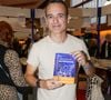 Dans un reel publié sur Instagram, le mentaliste et écrivain Fabien Olicard a démontré, chiffres à l'appui, la réalité économique d'un ouvrage vendu en format poche.

Fabien Olicard, à la Halle Georges Brassens de Brive-la-Gaillarde pour la Foire du Livre de Brive © Jean-Marc Lhomer / Bestimage