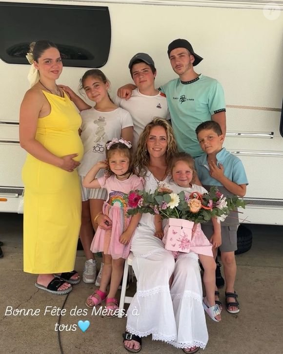 Cette naissance, bien que précoce, est accueillie avec fierté et tendresse par toute la famille.
La famille Bellocq, participants de "Familles nombreuses, la vie en XXL", sur TF1. @famille_bellocq_officiel_tf1