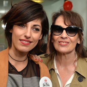 Aujourd'hui, l'actrice possède un appartement sur l'île Saint-Louis, "un vieux cloître de 1160, comme on en trouve en Haute-Loire" mais aussi une ferme à Boussac

Jennifer Ayache et sa mère Chantal Lauby lors de la 13ème édition du Charity Day dans la salle des marchés d'Aurel BGC dans le quartier de la Bourse à Paris le 11 septembre 2017. © Veeren / Bestimage