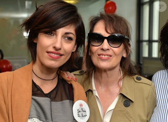 Aujourd'hui, l'actrice possède un appartement sur l'île Saint-Louis, "un vieux cloître de 1160, comme on en trouve en Haute-Loire" mais aussi une ferme à Boussac

Jennifer Ayache et sa mère Chantal Lauby lors de la 13ème édition du Charity Day dans la salle des marchés d'Aurel BGC dans le quartier de la Bourse à Paris le 11 septembre 2017. © Veeren / Bestimage