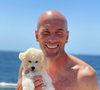 Sur l’une d’elles, l’ancien footballeur prend la pose aux côtés d’un invité bien particulier : son bichon maltais.

Zinédine Zidane profite de vacances avec son bichon maltais. Juillet 2021.