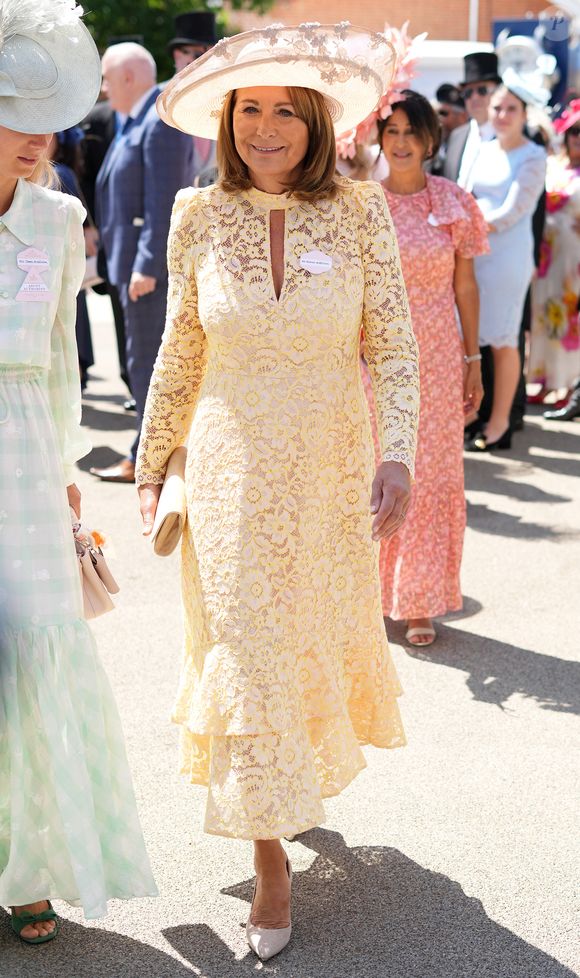 Carole Middleton et sa belle-fille A.Middleton (Thevenet) assistent aux courses hippiques Royal Ascot, le 18 juin 2025. Crédit photo : Julien Burton / Bestimage