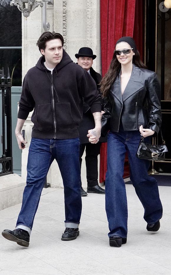 David, Cruz, Harper, Victoria, Brooklyn Beckham et Nicola Peltz quittent leur hôtel La Reserve pour aller au restaurant, Fashion week Paris, le 4 mars 2023 à Paris, France. Photo par ABACAPRESS.COM