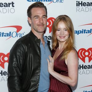 L'acteur James Van Der Beek est mort ce mercredi à 48 ans.

James Van Der Beek, Kimberly Brook sur scène pour le iHeartRadio Music Festival et Daytime Village - FRI, T-Mobile Arena, Las Vegas, NV, USA. Photo par JA/Everett Collection/ABACAPRESS.COM
