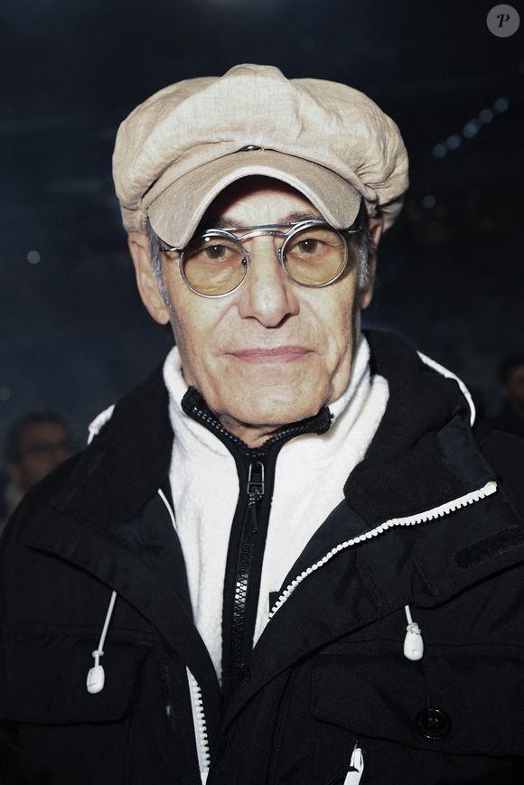 Gérard Lanvin reconnaît élever un enfant adoptif différemment de son fils biologique, tout en restant proche de ses deux enfants.

Gérard Lanvin assiste au combat de l'International Heavyheight Contest entre Tony Yoka et Ryad Merhy à Roland Garros à Paris, France, le 9 décembre 2023. Photo by Aurore Marechal/ABACAPRESS.COM