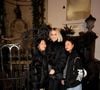 Elle a d'ailleurs décidé de ne plus se cacher et de passer aux présentations officielles avec sa communauté Instagram
Exclusif - Laeticia Hallyday, Jade et Joy sont allées rendre visite au Manneken-Pis qui a été rhabillé en hommage à Johnny Hallyday à Bruxelles le 20 décembre 2022. © Dominique Jacovides / Bestimage