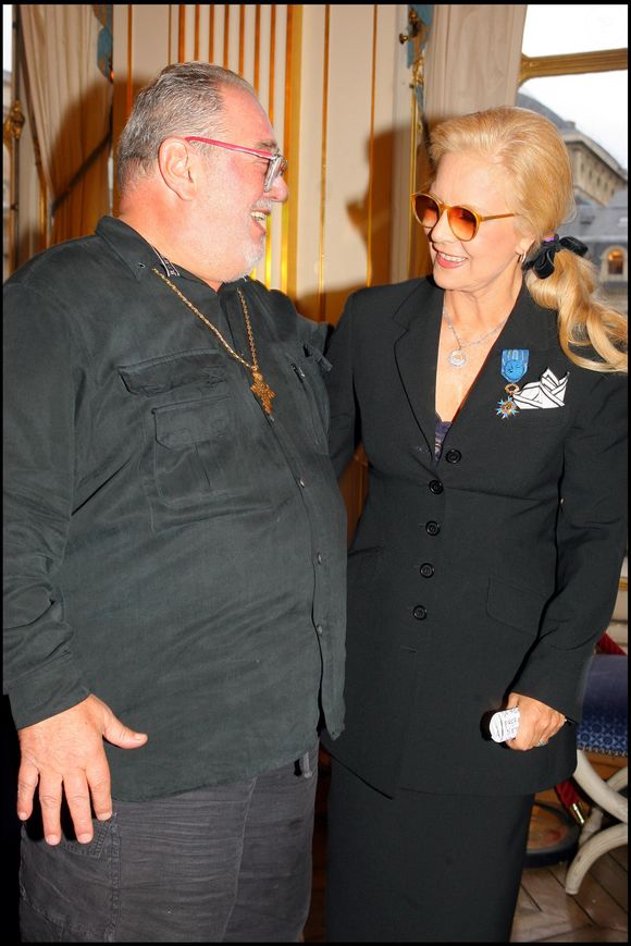 Leur histoire commune débute en 1962, lorsque Carlos devient le directeur artistique de Sylvie, un rôle qu’il tiendra pendant dix ans. 

Sylvie Vartan, Carlos - remise de décoration au ministère de la Culture à Paris en présence de Renaud Donnedieu de Vabres en 2006. COADIC GUIREC / BESTIMAGE