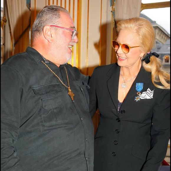Leur histoire commune débute en 1962, lorsque Carlos devient le directeur artistique de Sylvie, un rôle qu’il tiendra pendant dix ans. 

Sylvie Vartan, Carlos - remise de décoration au ministère de la Culture à Paris en présence de Renaud Donnedieu de Vabres en 2006. COADIC GUIREC / BESTIMAGE