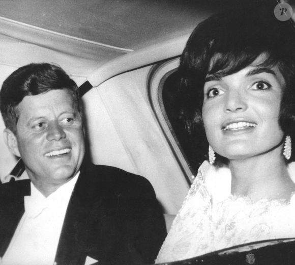 Cette dernière n'était autre que la sœur de l'ancien président des Etats-Unis John F.Kennedy, tragiquement disparu en 1963.

Archives - Le président des Etats-Unis John-Fitzgerad Kennedy et sa femme Jackie Kennedy en visite d'état à Paris. Le 1er juin 1961 © Keystone Press Agency / Zuma Press / Bestimage