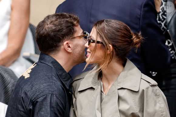 Antoine Dupont et Iris Mittenaere se sont affichés une nouvelle fois ensemble. 

Antoine Dupont et sa compagne Iris Mittenaere en tribunes lors de la finale messieurs des Internationaux de France de Tennis de Roland Garros 2025 (jour 15), à Paris, France, le 8 juin 2025. © Cyril Moreau/Bestimage