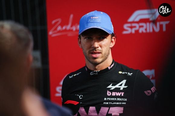Le pilote français a un lien familial surprenant avec une figure bien connue du petit écran.

Pierre Gasly (FRA), Alpine F1 Team A526, lors d’une séance photo pendant le Grand Prix des Pays-Bas de Formule 1 2026, 12e manche du Championnat du monde de Formule 1 2026, disputé du 21 au 23 août 2026 sur le circuit de Zandvoort, à Zandvoort, aux Pays-Bas. 
DPPI / PsnewZ / Bestimage